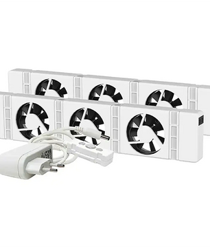 Drei weiße SpeedComfort-Heizkörperventilatoren, komplett mit einem weißen Steckernetzteil und Anschlusskabeln, die die Wärmeverteilung verbessern und zur Energieeinsparung in Ihren Räumlichkeiten beitragen sollen.