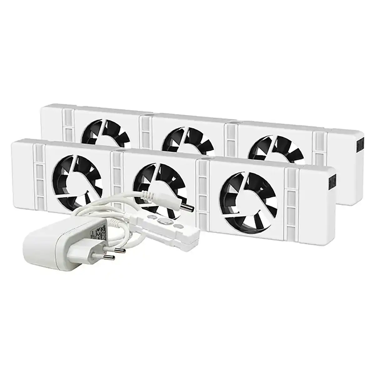 Drei weiße SpeedComfort-Heizkörperventilatoren, komplett mit einem weißen Steckernetzteil und Anschlusskabeln, die die Wärmeverteilung verbessern und zur Energieeinsparung in Ihren Räumlichkeiten beitragen sollen.