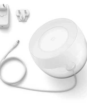 Die Philips Hue Ambiance Iris Tischleuchte – weiß von Philips ist eine smarte Tischleuchte mit Netzteil, Stecker und fest angeschlossenem Kabel auf weißem Hintergrund – ideal für stilvolle Stimmungsbeleuchtung in jedem Raum.