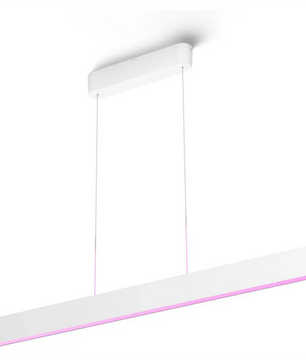 Die Philips Hue Ensis Ambiance Pendelleuchte – weiß von Philips ist an zwei schlanken Drähten an der Decke aufgehängt. Sie verfügt über einen modernen, weißen, rechteckigen Schirm und bietet sowohl „White & Color Ambiance“ als auch Bluetooth-Steuerung für vielseitige, intelligente Beleuchtungserlebnisse.