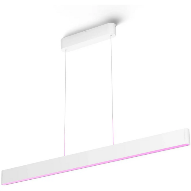 Die Philips Hue Ensis Ambiance Pendelleuchte – weiß von Philips ist an zwei schlanken Drähten an der Decke aufgehängt. Sie verfügt über einen modernen, weißen, rechteckigen Schirm und bietet sowohl „White & Color Ambiance“ als auch Bluetooth-Steuerung für vielseitige, intelligente Beleuchtungserlebnisse.