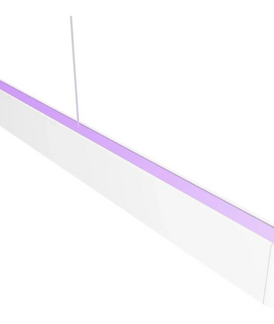 Die Philips Hue Ensis Ambiance Pendelleuchte – weiß von Philips ist eine moderne, weiße Pendelleuchte mit einem schlanken, violett leuchtenden Streifen entlang ihrer gesamten Länge, der mit „White & Color Ambiance“ eine mühelos stilvolle Atmosphäre in Ihren Raum zaubert.