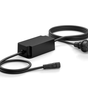 Das „Philips Hue Outdoor Netzteil – schwarz“ von Philips ist ein schwarzes Netzteil, das an einem Ende über einen Netzstecker und am anderen Ende über einen zylindrischen Stecker verfügt. Es wurde speziell für die Kompatibilität mit Niedervolt-Außenbeleuchtungssystemen entwickelt und bietet eine robuste Schutzart nach IP67, um einen zuverlässigen Betrieb im Außenbereich zu gewährleisten.