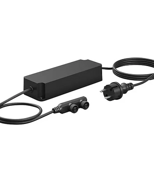 Schwarzes Philips Hue Outdoor-Netzteil mit 100 W, mit angeschlossenen Kabeln und einem europäischen Stecker, vor weißem Hintergrund – ideal für den Einsatz mit jedem intelligenten Niederspannungs-Außenbeleuchtungssystem.