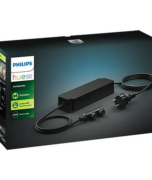 Philips Hue Outdoor-Netzteil 100 W – schwarz, verpackt in einer Box mit einem Bild des eleganten schwarzen Adapters und Steckers – ideal für Ihre smarte Außenbeleuchtung. Dieses Netzteil von Philips ist die perfekte Ergänzung für jedes Niedervolt-System und versorgt Ihre Außenbeleuchtung sicher und effizient mit Strom.
