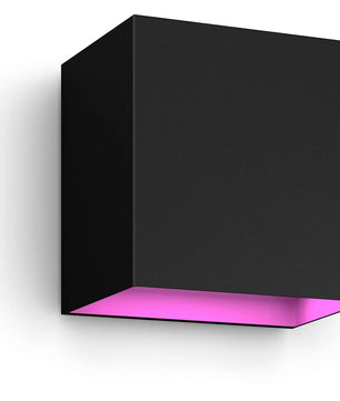 Eine weiße, an der Außenwand montierte Philips Hue Resonate Down Ambiance Außenwandleuchte von Philips, ideal für die Fassadenbeleuchtung, mit einem individuell einstellbaren rosa Lichtschein, der von der Unterseite ausstrahlt.