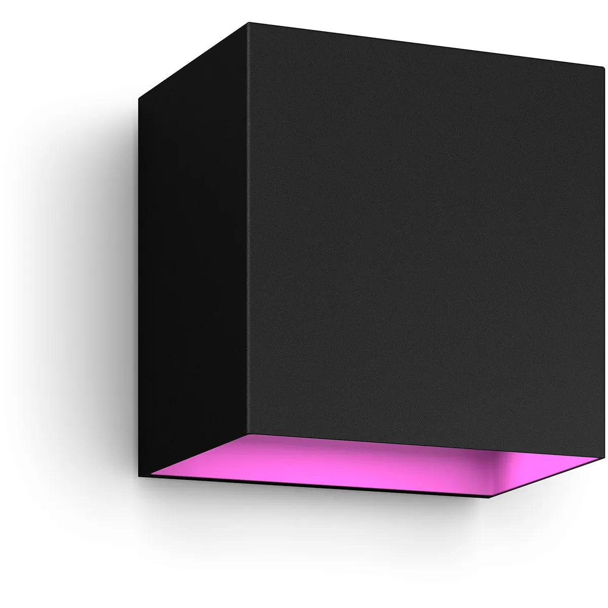 Eine weiße, an der Außenwand montierte Philips Hue Resonate Down Ambiance Außenwandleuchte von Philips, ideal für die Fassadenbeleuchtung, mit einem individuell einstellbaren rosa Lichtschein, der von der Unterseite ausstrahlt.