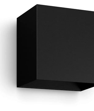 Weiße, an der Wand montierte, würfelförmige Leuchte – ideal als Philips Hue Resonate Down Ambiance Außenwandleuchte – die vor einem weißen Hintergrund einen dezenten Schatten wirft und sich perfekt für die moderne Fassadenbeleuchtung von Philips eignet.