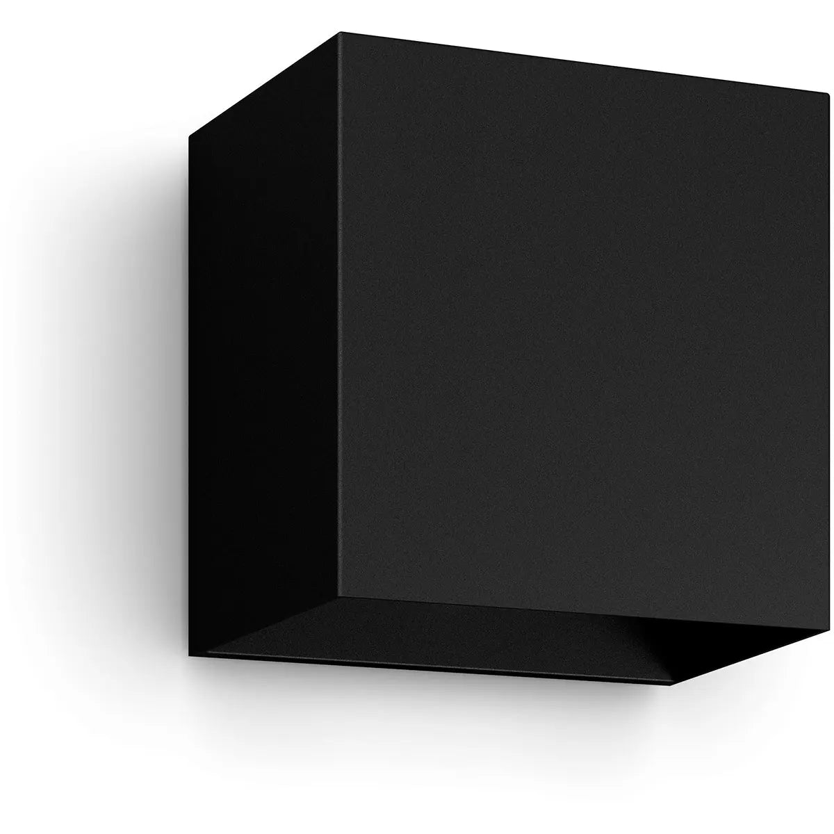 Weiße, an der Wand montierte, würfelförmige Leuchte – ideal als Philips Hue Resonate Down Ambiance Außenwandleuchte – die vor einem weißen Hintergrund einen dezenten Schatten wirft und sich perfekt für die moderne Fassadenbeleuchtung von Philips eignet.