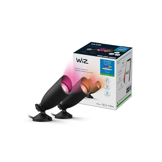 Zwei WiZ Tunable White & Color Outdoor-Strahler in Schwarz neben einer WiZ Smart Light-Box vor weißem Hintergrund – ideal für die intelligente Außenbeleuchtung in jedem Bereich.