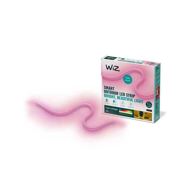 Ein WiZ Outdoor LED-Streifen – weiß – leuchtet neben seiner Verpackung, sorgt für wasserdichte Gartenbeleuchtung und macht die Beleuchtung des Außenbereichs mit intelligenten LED-Streifen einfach und hell.
