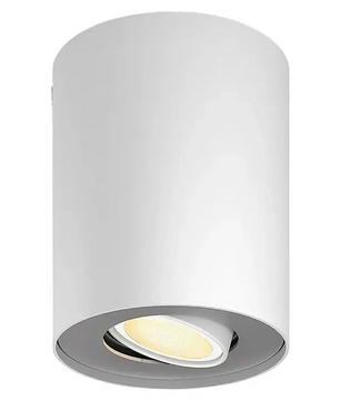 Der Philips Hue White Ambiance Einzelspot Pillar in Weiß ist ein weißer, zylindrischer Deckenstrahler mit einem leicht versenkten, runden GU10-LED-Spot, der dimmbares Weißlicht bietet und mit Philips Hue White Ambiance kompatibel ist, um flexible Lichtstimmungen zu schaffen.