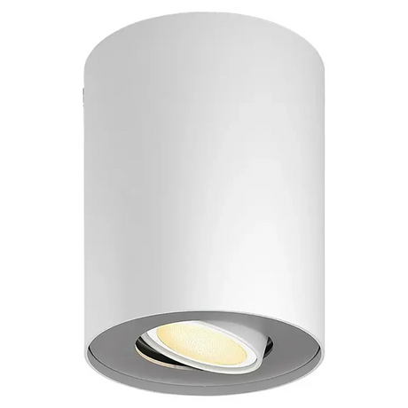 Der Philips Hue White Ambiance Einzelspot Pillar in Weiß ist ein weißer, zylindrischer Deckenstrahler mit einem leicht versenkten, runden GU10-LED-Spot, der dimmbares Weißlicht bietet und mit Philips Hue White Ambiance kompatibel ist, um flexible Lichtstimmungen zu schaffen.