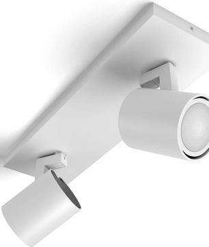 Die Philips Hue Ambiance Runner Deckenleuchte – weiß von Philips ist eine moderne weiße Deckenleuchte mit zwei verstellbaren zylindrischen Strahlern auf einem rechteckigen Sockel. Sie ist kompatibel mit smarter Beleuchtung wie Philips Hue White Ambiance und ermöglicht flexibles sowie stimmungsvolles Licht in jedem Raum.