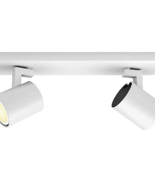 Die Philips Hue Ambiance Runner Deckenleuchte – weiß von Philips ist eine Deckenstrahlerleuchte mit zwei verstellbaren zylindrischen Leuchtelementen auf einem rechteckigen Sockel und ist mit intelligenten Beleuchtungssystemen wie Philips Hue White Ambiance kompatibel, um individuelle Lichtstimmungen zu schaffen.