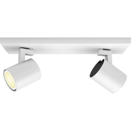 Die Philips Hue Ambiance Runner Deckenleuchte – weiß von Philips ist eine Deckenstrahlerleuchte mit zwei verstellbaren zylindrischen Leuchtelementen auf einem rechteckigen Sockel und ist mit intelligenten Beleuchtungssystemen wie Philips Hue White Ambiance kompatibel, um individuelle Lichtstimmungen zu schaffen.