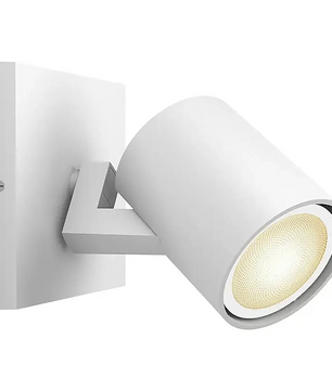 Moderner Wandstrahler in Weiß mit zylindrischem Leuchtenkopf und quadratischem Sockel, abgebildet mit eingeschalteter Beleuchtung. Der Philips Hue White Ambiance Spot Runner von Philips ist mit GU10-LED-Strahlern kompatibel, dimmbar und lässt sich nahtlos in das Philips Hue White Ambiance-System integrieren, um eine individuell anpassbare Beleuchtung zu ermöglichen.