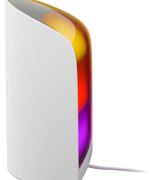 Vor einem weißen Hintergrund präsentiert sich der Philips Hue Play Wallwasher – weiß von Philips als elegantes, weißes, geschwungenes Smart-Home-Gerät mit leuchtend bunten Lichtern im Inneren und einem sichtbaren Kabel. Ganz im Stil der Marke verfügt es über eine farbige Hintergrundbeleuchtung, mit der sich eine lebendige Atmosphäre schaffen lässt.