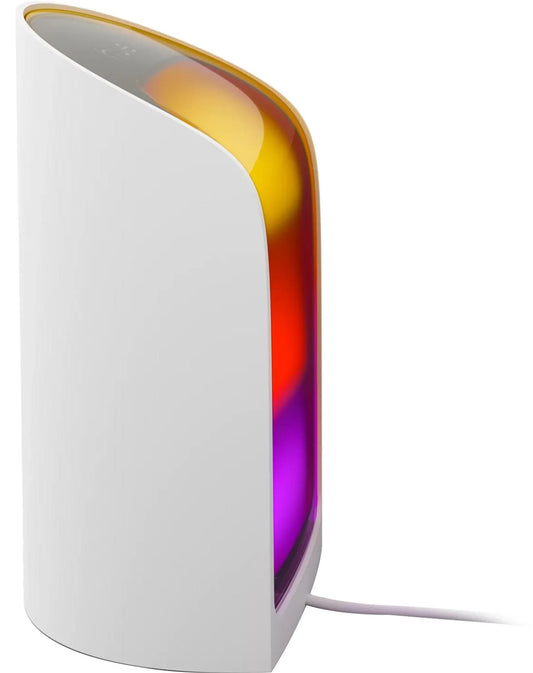 Vor einem weißen Hintergrund präsentiert sich der Philips Hue Play Wallwasher – weiß von Philips als elegantes, weißes, geschwungenes Smart-Home-Gerät mit leuchtend bunten Lichtern im Inneren und einem sichtbaren Kabel. Ganz im Stil der Marke verfügt es über eine farbige Hintergrundbeleuchtung, mit der sich eine lebendige Atmosphäre schaffen lässt.