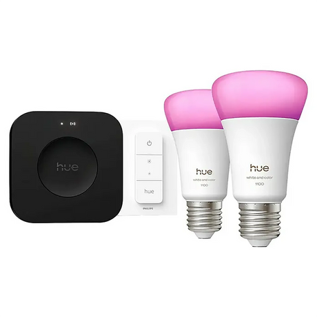 Zwei Philips Hue A60 E27 LED-Lampen mit rosa Licht, ein schwarzer Hub und ein weißer Wandschalter vor weißem Hintergrund – das perfekte smarte Beleuchtungserlebnis als Teil des Philips Hue A60 E27 Starter-Kits V3 von Philips.