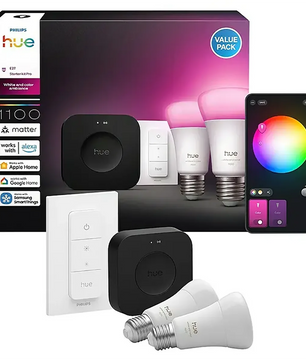 Wir stellen vor: das Philips Hue A60 E27 Starter-Kit V3 in Schwarz und Weiß von Philips, bestehend aus zwei E27-LED-Lampen, einer Bridge, einem Schalter und einer mobilen App zur Farbsteuerung – ideal, um in Ihrem gesamten Zuhause eine intelligente Beleuchtung zu schaffen.
