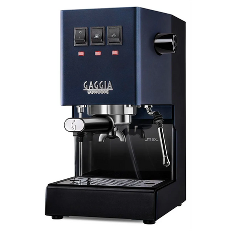 Die Siebträgermaschine „Gaggia Classic Evo E24 RI9481/15“ in Blau von Gaggia mit Bedienknöpfen und Dampfdüse steht vor einem weißen Hintergrund – perfekt für authentischen Espresso zu Hause.