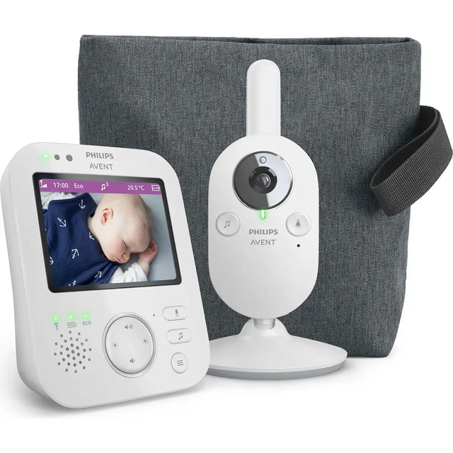 Das Philips Avent SCD892/26 Video-Babyphone von Philips – mit einem Bildschirm, auf dem das schlafende Baby zu sehen ist, einer Kameraeinheit und einer grauen Tragetasche – gibt Eltern ein beruhigendes Gefühl dank zuverlässiger Überwachung und klarer Bildqualität. Das gesamte Set lässt sich bequem in der mitgelieferten Tragetasche verstauen.