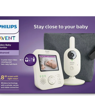 Das Philips AVENT Video-Babyphone Advanced (SCD882/26) von Philips ist mit Gerät, Kamera und Gehäuse auf einem lila Hintergrund abgebildet und verfügt über eine sichere 2,4-GHz-FHSS-Technologie für eine zuverlässige Videoüberwachung.