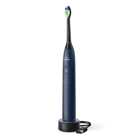 Die elektrische Zahnbürste Philips Sonicare 5300 HX7103 in Marineblau wird aufrecht auf ihrer Ladestation mit USB-Kabel gezeigt. Zu den Funktionen gehören Plaque-Entfernung und Andruckkontrolle für optimale Reinigung. Marke: Philips.