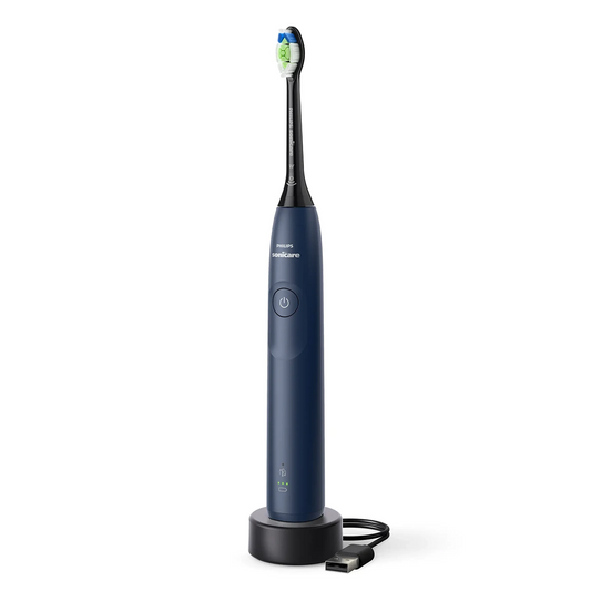 Die elektrische Zahnbürste Philips Sonicare 5300 HX7103 in Marineblau wird aufrecht auf ihrer Ladestation mit USB-Kabel gezeigt. Zu den Funktionen gehören Plaque-Entfernung und Andruckkontrolle für optimale Reinigung. Marke: Philips.