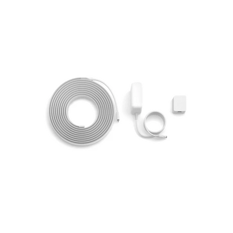 Weißes Spiralkabel mit angeschlossenem Sensor, einem kleinen Schlaufenkabel und einem rechteckigen Stecker auf weißem Hintergrund - ideal für Smart Home-Beleuchtung oder zur Verwendung mit dem Philips Hue Flux Strip Light Base Kit Lichtband-weiß von Philips.