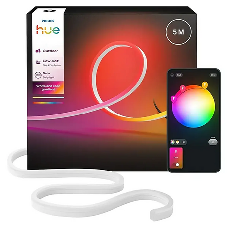 Eine Verpackung des Philips Hue Neon Gradient Outdoor Lightstrip – weiß von Philips neben einem Smartphone, auf dem eine App zur Farbsteuerung angezeigt wird, was die Vielseitigkeit dieser Smart-Home-Beleuchtungslösung für eine lebendige Außenbeleuchtung unterstreicht.