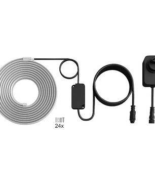 Der Philips Hue Flux Gradient Outdoor Lightstrip LED-Lichtstreifen in Weiß von Philips verfügt über fortschrittliche RGBWWIC-LED-Technologie, einen Stecker, ein Netzteil, ein schwarzes Kabel sowie 24 Befestigungsklammern. Vor einem weißen Hintergrund präsentiert, eignet er sich ideal zur Schaffung einer stimmungsvollen Atmosphäre im Außenbereich und bietet eine Funktionalität, die mit dem originalen Philips Hue Flux Gradient Outdoor Lightstrip vergleichbar ist.