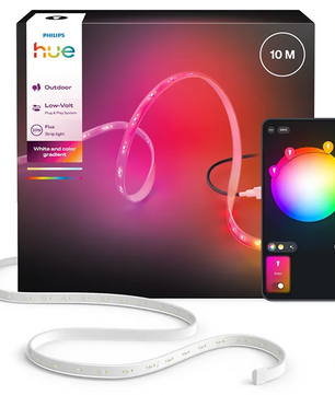 Philips Hue Flux Gradient Outdoor Lightstrip 10 m – weiß, per App steuerbar für nahtlose Farbwechsel, abgebildet mit Produktverpackung und Farbrad auf dem Handybildschirm. Perfekt als LED-Streifen für den Außenbereich von Philips sorgt er für lebendige und individuell anpassbare Beleuchtung in jedem Außenbereich.