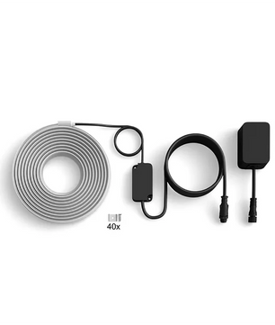 Der Philips Hue Flux Gradient Outdoor Lightstrip 10 m – weiß von Philips wird aufgerollt vor einem weißen Hintergrund abgebildet, zusammen mit einem schwarzen Netzteil, einem Stecker, einem Kabel und 40 Befestigungsklammern – ideal für die Gestaltung einer lebendigen Farbwechselbeleuchtung. Dieser LED-Streifen für den Außenbereich bietet eine flexible und zuverlässige Beleuchtung für Außenbereiche.