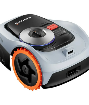 Der Segway Navimow i206E AWD Mähroboter in Grau von Segway verfügt über orangefarbene Räder und Bedienelemente an der Oberseite und eignet sich ideal als Rasenroboter für Flächen bis zu 600 m² – ganz ohne Begrenzungskabel.