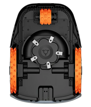 Ansicht der Unterseite des Segway Navimow i206E AWD Mähroboters – grau von Segway, mit orangefarbenen Rädern und Metallmessern.
