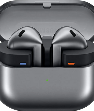 Die Samsung R530 Galaxy Buds 3 Kopfhörer sind silberne True-Wireless In-Ear-Kopfhörer in einem offenen Ladegehäuse mit Kontrollleuchten, die eine aktive Geräuschunterdrückung ähnlich wie andere Samsung-Ohrhörer bieten.