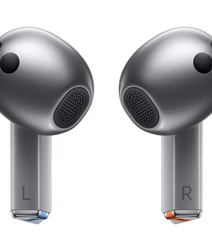 Zwei kabellose graue Ohrhörer mit den Bezeichnungen L und R und blauen und roten Akzenten an der Unterseite, mit einem schlanken Design wie die Samsung R530 Galaxy Buds 3 Kopfhörer von Samsung mit aktiver Geräuschunterdrückung.