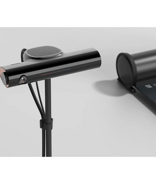 Elegante schwarze Webcam mit eingebautem Mikrofon auf einem Ständer neben dem Exputt EX500D Golf Simulator - schwarz von Exputt für effektives Putt-Training zu Hause.