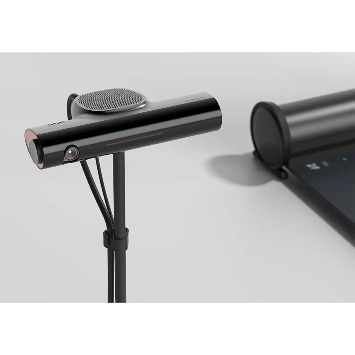 Elegante schwarze Webcam mit eingebautem Mikrofon auf einem Ständer neben dem Exputt EX500D Golf Simulator - schwarz von Exputt für effektives Putt-Training zu Hause.