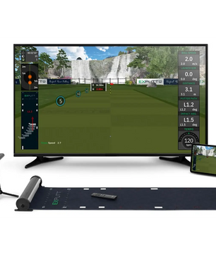 Der Exputt EX500D Golfsimulator - schwarz von Exputt kommt mit einem Fernseher, einer Golfmatte, einem Sensor, einer Fernbedienung und einem Stat-Tracking-Tablet - ideal für das Putt-Training zuhause.