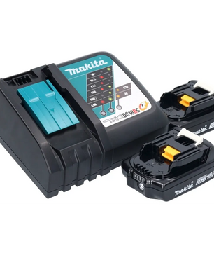 Der Makita DHR171RAJ Akku-Bohrhammer – blau von Makita wird zusammen mit seinem Ladegerät und zwei 18-V-SDS-PLUS-Akkus daneben auf weißem Hintergrund abgebildet.