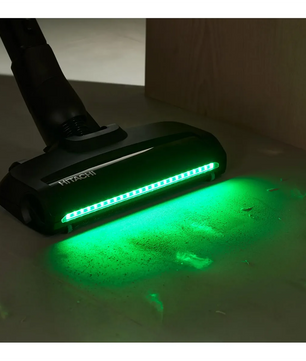 Der Hitachi PV-XH 4 PL AR Akkusauger (rot) mit Green Light LED-Technologie reinigt den Boden in Wandnähe von Staub und Schutt.