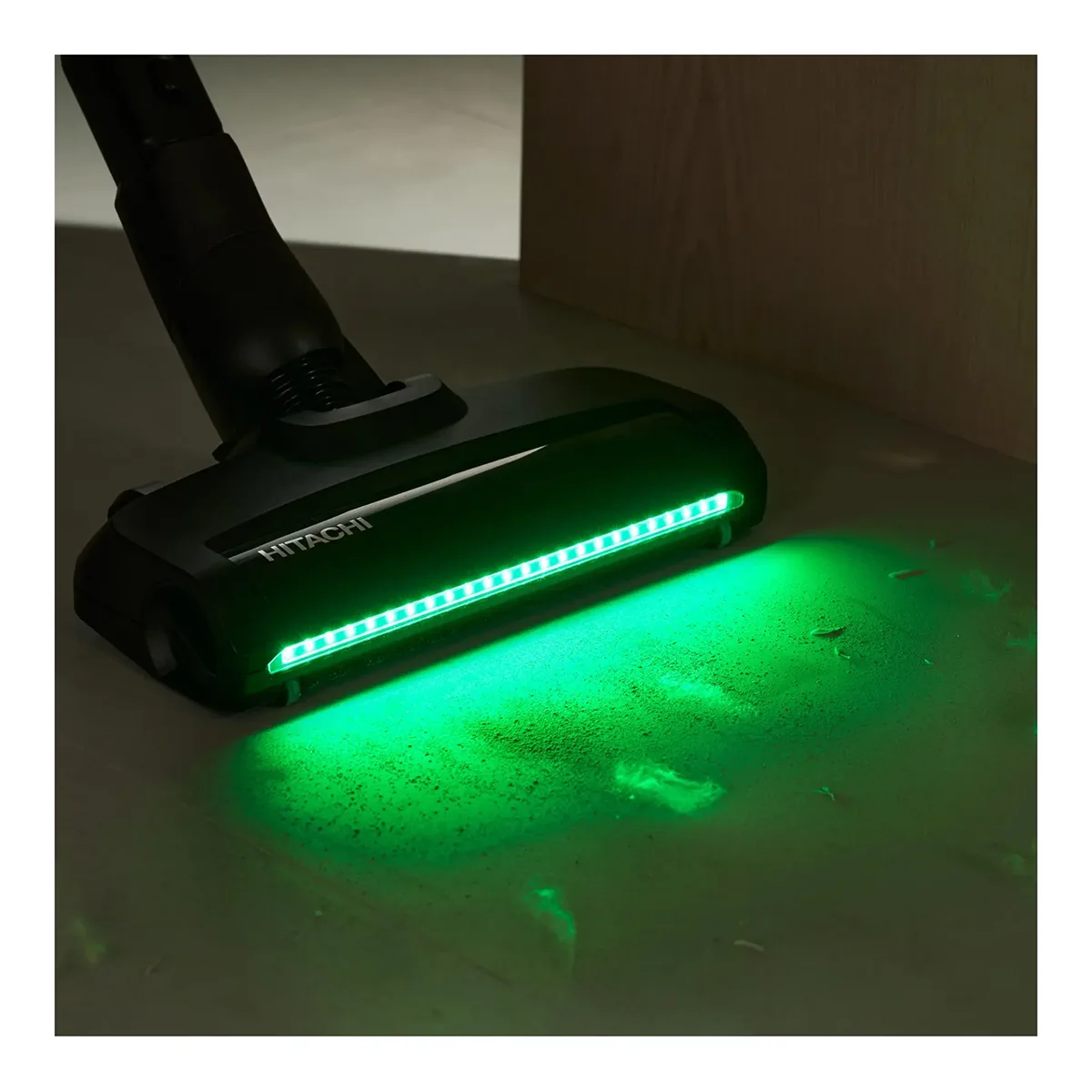 Der Hitachi PV-XH 4 PL AR Akkusauger (rot) mit Green Light LED-Technologie reinigt den Boden in Wandnähe von Staub und Schutt.
