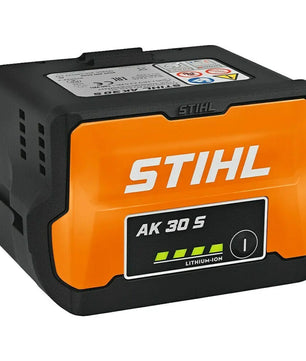 Der STIHL AK-30 S Akku - schwarz mit Lithium-Ionen-Technologie und LED-Ladeanzeige bietet zuverlässige Power in schwarz. Er ist ein zuverlässiger Bestandteil des vielseitigen STIHL AK-Systems.