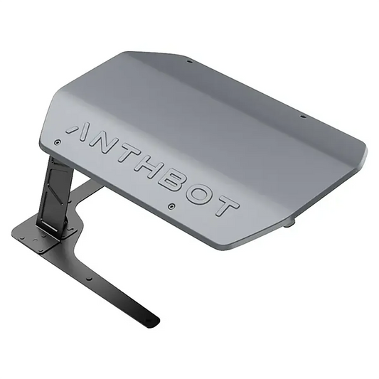 Stabile graue Metallplatte mit ANTHBOT-Logo, sicher an einer schwarzen, verstellbaren Halterung befestigt – ideal als robustes Schild für Ihre ANTHBOT Mähroboter-Garage – grau oder jede andere Mähroboter-Garage, um dauerhaften Schutz für Ihren Mähroboter zu gewährleisten.