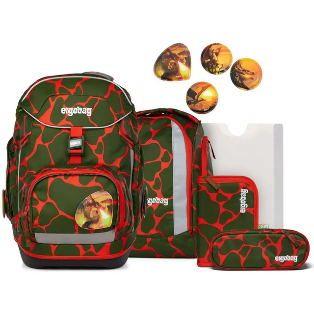 Der ergobag Pack Set (2025) FeuerspeiBär von ergobag ist ein nachhaltiger, ergonomischer Schulranzen in Grün und Rot für die Grundschule mit passenden Accessoires und Dinosaurier-Badges.