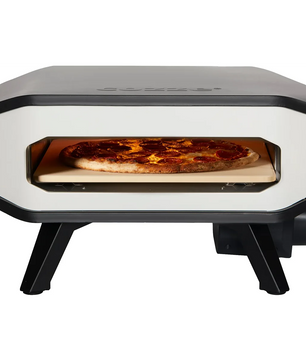 Ein Cozze 13" Elektro Pizzaofen von Cozze mit einer Pizza, die auf einem Pizzastein gebacken wird, von vorne gesehen.