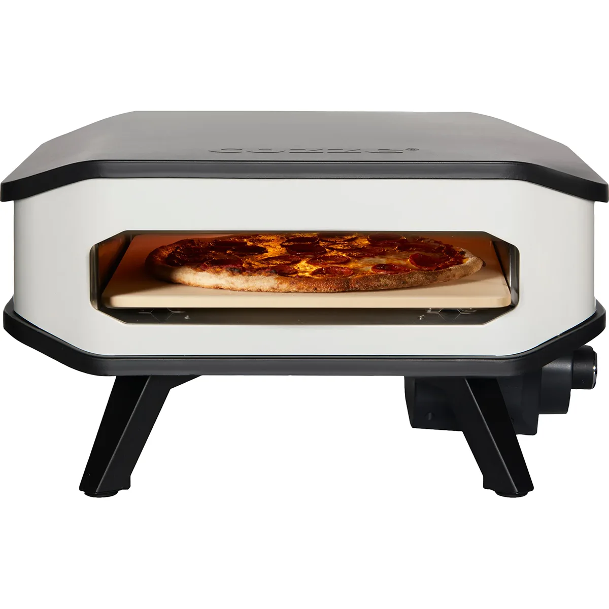 Ein Cozze 13" Elektro Pizzaofen von Cozze mit einer Pizza, die auf einem Pizzastein gebacken wird, von vorne gesehen.